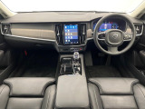 S90 アルティメット T8 入庫です!高品質スピーカーやサンルーフなど快適装備盛りだくさん♪もちろんボルボが世界に誇る安全機能も多数装備されております。