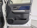 運転席ドア内張はご覧の通り。ドアポケットの収納もバッチリです