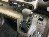 【eコンスイッチ】低燃費運転をサポートするECONモード。スイッチをONすると、エンジンやトランスミッション、A/Cなどを協調制御し、燃費の向上に貢献。エコドライブの効果を高めます。