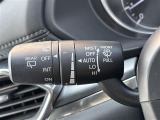 【オートワイパー(AUTO)】雨が降り出した時に、雨滴検出用センサー(レインセンサー)が雨滴を感知すると、自動でワイパーが動作します。
