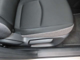運転席の状態が出る場所ですが、ご覧の通りにキレイな状態ですよ。シートリフターの調整幅も大きいので、ポジションにお悩みの方はぜひ一度お座りになってくださいね。