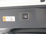 電動リアゲート装備。スイッチ操作でバックドアを自動開閉でき、荷物の積み降ろしもスムーズ。日常使いからレジャーまで便利な人気装備です。