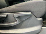 運転席はご自身の適切な運転ポジションへ移動可能なラチェットが付いております。