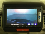 ギヤをR(バック)に入れるとナビの画面に後ろの映像が映るリアカメラ付です。後退時、コンディションが悪い視界でもカラーバックモニターがドライバーをサポートします。