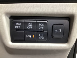 運転席脇のクラスタースイッチ部分にはカメラ切り替えスイッチ、パーキングセンサー、その他走行系スイッチを集中配置しております。