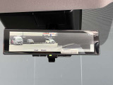車両後方のカメラ映像をミラー面に投影します。社内の状況や天候に左右されずいつでもクリアな後方視界が得られます。