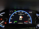 視認性に優れたメーターを採用しており、走行中でも車速や情報が分かりやすく表示されます。運転時の視線移動をむりのない範囲に抑え、快適で安心感のあるドライブをサポートします。