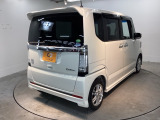 プライバシーガラスが装備されています。外を見るときには気にならずに、後方車両からは車内が見えにくい設計になっております。