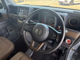 【ステアリングスイッチ】が付いており運転中に前方から目線をそらすことなくオーディオ等の操作が可能なので安心・快適にカーライフをお楽しみいただけます。