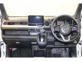 操作性に優れた運転席となります!小物入れや各ボタンの配置にこだわり、使いやすいです!座り心地もよく視認性も良好なのでロングドライブもお任せ下さい!