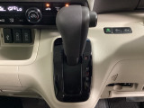 CVT車のセレクトレバーです。低速から高速まで、変速ショックのないスムーズな走りを実現するとともに、エンジン効率のよい領域を維持することで燃費にも貢献します。