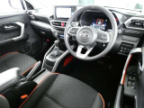 【運転席まわり】・・・ハンドルやシートなども隅々までクリーニング済み。キレイな車内でドライブがより一層快適にお楽しみいただけると思います。