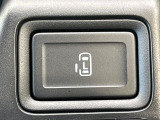 【パワースライドドア】スマートキーや運転席のスイッチでスライドドアの開閉が可能♪電動だから力を入れてドアを開ける必要が無く、小さいお子様でも、重い荷物を持っている時もラクに開け閉めできます♪