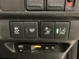 衝突の危険がある時に警告してくれる衝突軽減ブレーキ。車線を外れそうな時に警告し、ステアリング制御してくれる路外逸脱制御機能搭載!