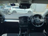 日本カーオブザイヤー受賞のXC40が入庫しました!パワーシートや360&deg;ビューカメラなどのカ的装備が沢山!さらに追従機能搭載でロングドライブも楽ちん♪スタッフお勧めの一台です!ぜひご覧ください!