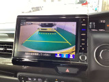 【バックカメラ】運転が苦手な方も車庫入れラクラク。ギアをリバースに入れれば自動的に切り換わりますので、面倒な操作は不要です。狭い駐車場も大切なお車を傷つけず安心です。