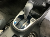 手に馴染むシフトノブで、操作がスムーズに。毎日のドライブがもっと楽しく快適になります。パーキングブレーキは、使いやすいハンドタイプのサイドブレーキです。
