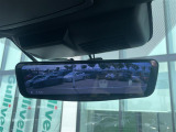 【デジタルインナーミラー】車両後方カメラの映像をルームミラーに映すことが出来ます。 そのため、後席に人や荷物があって後方が見えづらい場合でもしっかり視界を確保することが出来ます。