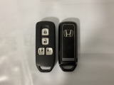 スマートキー付きですからドアロックの開閉およびエンジンスタートが楽々です。電動スライドドアの開け閉めもボタンで操作できます。スペアキーも同じものを用意しております。