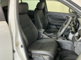 運転席は、大きな座面と包み込むような背もたれがドライバーの身体全体をしっかり支えます。上質なシート素材と座り心地のよいクッションを採用し、長時間の運転やコーナーの多い道も快適です。