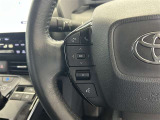 運転中、オーディオの操作をしてて、ハッとしたことはありませんか?ステアリングスイッチは、運転中でもハンドルでオーディオの操作が可能です。安全なドライブをサポートします。