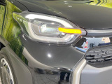 【LEDヘッドライト】悪天候や夜間走行時も良好な視界を確保し安心して運転できる高輝度LEDヘッドライトを装備!点灯速度が早く、消費電力も抑えられています。