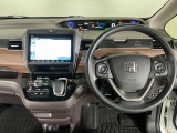 【ハンドル】運転にかかわる様々な操作を安全に行えるように視点移動が少なく操作性に配慮されたスイッチ類が凝縮されたコックピットです。