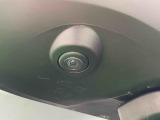 純正ナビゲーションを装着することで狭い道でのすれ違い時に下廻りを映し出す事ができます。他の3つのカメラと連携してパノラマモニターにも対応することが出来ます。