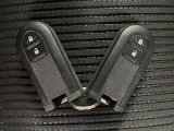スマートキーを装備しています☆カギをカバンやポケットに入れて頂いた状態でドアロックの開閉やエンジンスタートをして頂けますよ!とても便利な装備です!