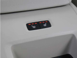 フロントだけでなくリアシートにもシートヒーターが装備されています。4席で独立した調整が可能です。