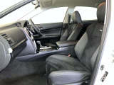 高いホールド性で運転姿勢が安定します。長距離ドライブでも疲れにくいのが魅力です。快適なドライビングライフをお送りください♪