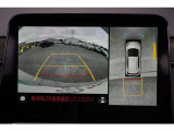 【パノラミックビューモニター】 後退時に車両の後ろ側を表示するだけでなく上から見たような映像で車庫入れなどバックする際に安心です。