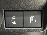 【両側パワースライドドア】スマートキーや運転席のスイッチで後席両側スライドドアの開閉が可能♪電動だから力を入れてドアを開ける必要が無く、小さなお子様でも簡単に開け閉めでき快適です♪