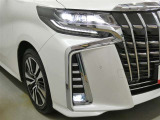 LEDヘッドライトです。デザイン性がよくとても明るいので、夜間の走行や悪天候でも安心です。しかも長寿命!