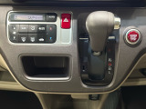 CVT車のセレクトレバーです。低速から高速まで、変速ショックのないスムーズな走りを実現するとともに、エンジン効率のよい領域を維持することで燃費にも貢献します。
