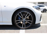 BMWのほぼすべてのモデルに『ランフラット・タイヤ』を標準装備しています。もしもパンクした場合でも、そのまま時速80kmまでで航続距離80km走行可能です。立ち往生する事無く、事故も未然に防ぎます。
