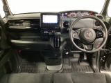 車内は光触媒抗菌消臭施工済です。インパネ周りはスタイリッシュなデザインで機能や装備も充実しています。グローブボックスやカップホルダーのほかにトレーなどたくさんの収納スペースが付いています。