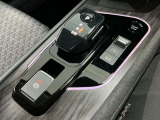 前後の動きだけで簡単に操作できる先進的なデザインの電制シフト。扱いやすく、手に馴染みやすい設計となっています。電子パーキング・オートブレーキホールド付き