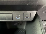 充電用USB端子付き。スマートフォンなどの充電に便利です。