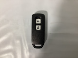 スマートキーを装備しています。鍵を差し込むことなくドアロックの開け閉めと、スタートボタン操作でのエンジンスタートができます。スペアキーも同じものを用意しております。