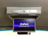 天井にリア席モニターが付いています。ナビゲーションで再生しているDVD等の映像を、後部座席の方にご覧いただくことができます。お子様にも大人気です。