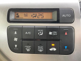 【オートエアコン】一度お好みの温度に設定すれば、車内の温度を検知し風量や温度を自動で調整。暑い&hellip;寒い&hellip;と何度もスイッチ操作をする必要はありません。快適な車内空間には必須の機能ですね♪