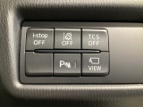 運転席脇のクラスタースイッチ部分にはカメラ切り替えスイッチ、パーキングセンサー、その他走行系スイッチを集中配置しております。