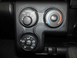 オートエアコンです。車内を設定温度に保ち、快適空間をキープします。