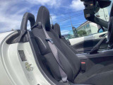 運転席シートは、シートポジションやリクライニングをレバーで簡単に調整可能。ドライバーのの快適性を向上させ、カスタマイズされたドライビングエクスペリエンスを提供します。