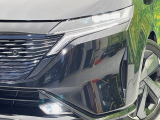 【LEDヘッドライト】悪天候や夜間走行時も良好な視界を確保し安心して運転できる高輝度LEDヘッドライトを装備!点灯速度が早く、消費電力も抑えられています。