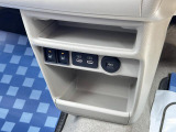 運転席と助手席の間にもコンソールボックスがございます。
