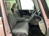 女性でも運転がしやすいように、シートの高さ調整機能(シートリフター)がついています。運転席と助手席の間が空いている為、助手席側への移動がスムーズです。交通量の多い道でも助手席側から乗り降りができます。