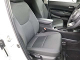 包み込むようなホールド感のあるシートでお車の操作性だけでなく、運転中の疲れも軽減!長時間の運転やお体をしっかりサポートします!