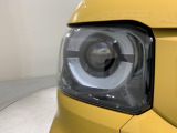 LEDヘッドライトは、点灯の瞬間から最大光量を発揮し、突然暗くなるトンネルなどでの安定感を高めます。